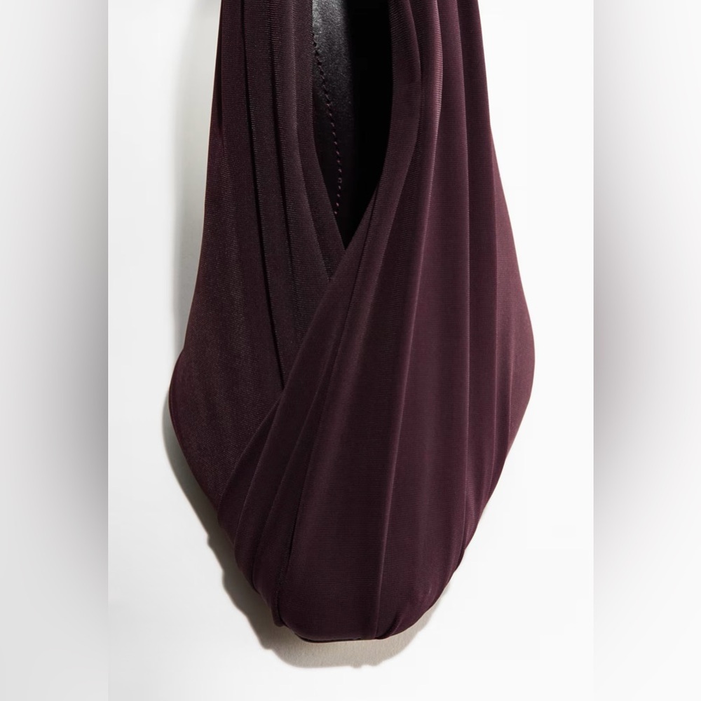 H&M STUDIO COLLECTION
DRAPED PUMPS SIZE IN DARK PLUM PURPLE.
SIZE 10 (41) - Picture 6 of 11
